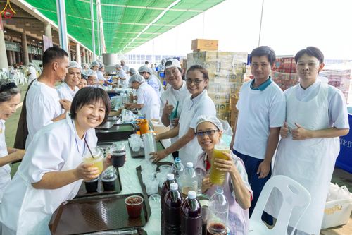 ภาพ No.323692:วันที่ 22 เมษายน พ.ศ.2569(วันคุ้มครองโลก) งานถวายมหาสังฆทาน 40,000 กว่าวัดทั่วประเทศ คณะสงฆ์ฉันภัตตาหารเพล