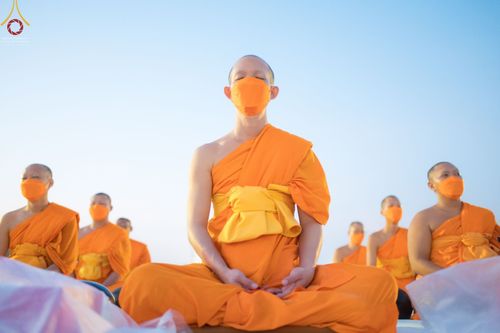 ภาพ No.70511:พิธีตักบาตรพระธรรมยาตราฯ ในโครงการธรรมยาตรากตัญญูบูชา มหาปูชนียาจารย์ พระมงคลเทพมุนี(สด จนฺทสโร) พระผู้ปราบมาร ปีที่ 11 ณ อนุสรณ์สถานลำดับที่ 2 สถานที่ตั้งมโนปณิธานบวชตลอดชีวิต อนุสรณ์สถานคลองบางนางแท่น อ.สามพราน จ.นครปฐม วันที่ 14 มกราคม พ.ศ. 2566