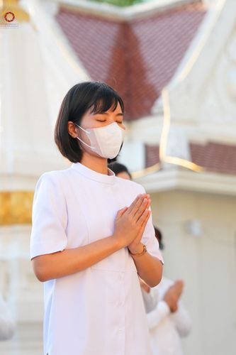 ภาพ No.73373:พิธีจุดประทีปถวายเป็นพุทธบูชา และบูชาธรรมมหาปูชนียาจารย์ ในโครงการธรรมยาตรากตัญญูบูชา มหาปูชนียาจารย์ พระมงคลเทพมุนี(สด จนฺทสโร) พระผู้ปราบมาร ปีที่ 11 ณ อนุสรณ์สถานลำดับที่ 4 สถานที่เกิดด้วยกายธรรม วัดโบสถ์ (บน) บางคูเวียง อ.บางกรวย จ.นนทบุรี วันที่ 21 