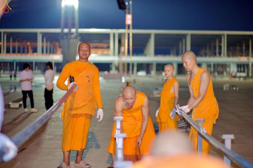 ภาพ No.326941:วันที่ 1 พฤษภาคม พ.ศ.2569 พระภิกษุ สามเณร เจ้าหน้าที่ สาธุชน ร่วมกันเก็บงาน ณ ลานธรรม วัดพระธรรมกาย