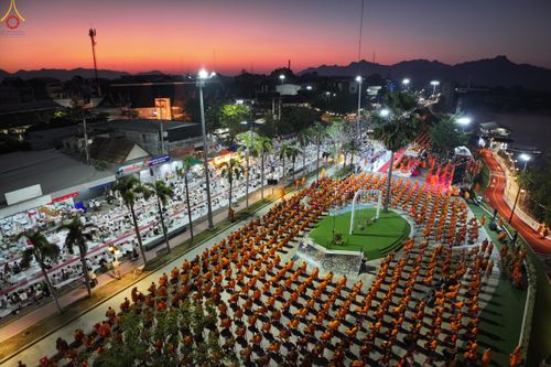 ภาพ No.284138:วันเสาร์ที่ 20 ธันวาคม พ.ศ.2568  พิธีตักบาตรพระ 10,000 รูป เนื่องในโอกาส 194 ปี จังหวัดกาญจนบุรี และอุทิศส่วนกุศลให้แด่บรรพชนทั้งหลาย บริเวณถนนสองแคว (Skywalk) เมืองกาญจนบุรี