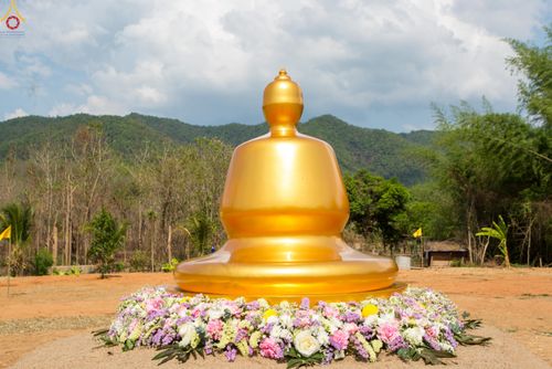 ภาพ No.326864:วันศุกร์ที่ ๑ พฤษภาคม พ.ศ.๒๕๖๙ พิธีทอดผ้าป่า สถาปนาองค์พระเจดีย์เพื่อสร้างสันติภาพโลก และ พิธีโปรยรัตนชาติ กลั่นแผ่นดิน  โปรยทราย เป็นปฐมฤกษ์ ณ ศูนย์ปฏิบัติธรรมเถินเทิดธรรม ต.แม่ปะ อ.เถิน จ.ลำปาง