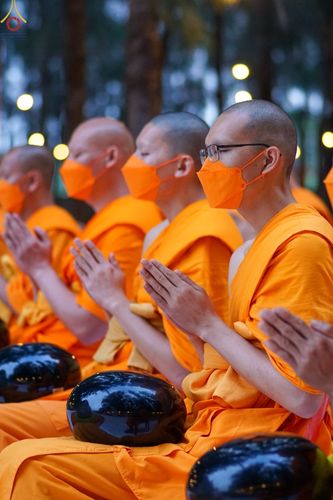 ภาพ No.69664:พิธีตักบาตรพระธรรมยาตราฯ ในโครงการธรรมยาตรากตัญญูบูชา มหาปูชนียาจารย์ พระมงคลเทพมุนี(สด จนฺทสโร) พระผู้ปราบมาร ปีที่ 11 ณ อนุสรณ์สถานลำดับที่ 1 สถานที่เกิดด้วยรูปกายเนื้อ อนุสรณ์สถานมหาวิหารพระมงคลเทพมุนี อ.สองพี่น้อง จ.สุพรรณบุรี