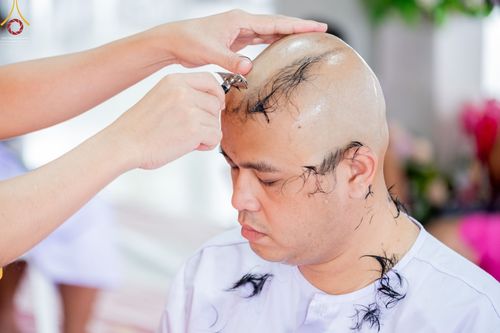 ภาพ No.65664:พิธีปลงผมและพิธีขอขมา มอบบาตรกับผ้าไตร ในโครงการอุปสมบทบูชาธรรม มหาปูชนียาจารย์ประจำปี 2565 ณ ศูนย์ปฎิบัติธรรมสมุทรปราการ(บางบ่อ)  วันอาทิตย์ที่ 20 พฤศจิกายน พ.ศ. 2565