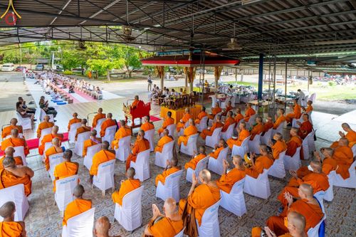 ภาพ No.137629:พิธีตักบาตร พิธีถวายสังฆทานแด่คณะสงฆ์ 323 วัด พิธีทำบุญอุทิศส่วนกุศลแด่ผู้วายชนม์ ในเหตุการณ์ความไม่สงบ 4 จังหวัดชายแดนภาคใต้ ปีที่ 20 ครั้งที่ 169 และพิธีมอบกองทุนหนุนแรงใจช่วยครูใต้ ปีที่ 17 ครั้งที่ 134 วันที่ 25 พฤษภาคม พ.ศ.2567 อ.ตากใบ จ.นราธิวาส