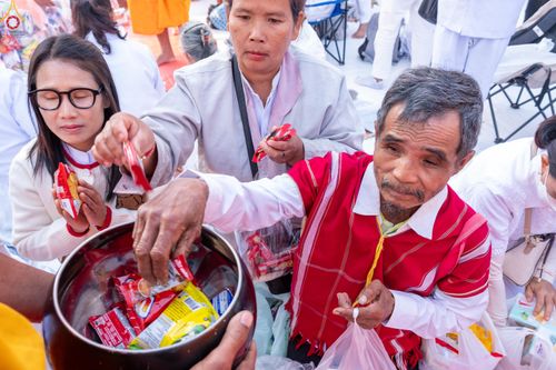 ภาพ No.294529:วันที่ 14 มกราคม พ.ศ. 2569 พิธีตักบาตรพระธรรมยาตรา ณ วัดสองพี่น้อง ต.ต้นตาล อ.สองพี่น้อง จ.สุพรรณบุรี ในโครงการธรรมยาตรา กตัญญูบูชา มหาปูชนียาจารย์ พระมงคลเทพมุนี(สด จนฺทสโร) พระผู้ปราบมาร อนุสรณ์สถาน 7 แห่ง ปีที่ 14