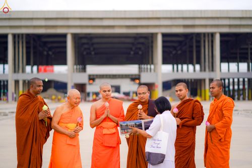 ภาพ No.335594:วันที่ 2-12 มิถุนายน พ.ศ.2569 ต้อนรับชาวต่างชาติจากประเทศอเมริกา  ยูเครน บังคลาเทศ ศรีลังกา และเมียนมาร์  เยี่ยมชมวัด นั่งสมาธิ และกราบสักการะพระมหาธรรมกายเจดีย์  ณ วัดพระธรรมกาย