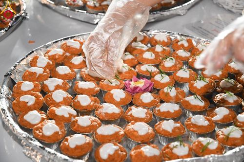 ภาพ No.106298:พิธีถวายภัตตาหารเป็นสังฆทาน แด่คณะพระธรรมยาตราฯ ในโครงการธรรมยาตรากตัญญูบูชา มหาปูชนียาจารย์ พระมงคลเทพมุนี(สด จนฺทสโร) พระผู้ปราบมาร อนุสรณ์สถาน 7 แห่ง ปีที่ 12 วันที่ 5 มกราคม พ.ศ. 2567 ณ อนุสรณ์สถานโลตัสแลนด์ จ.สุพรรณบุรี