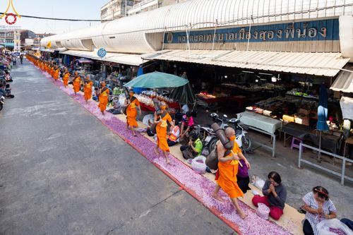 ภาพ No.105640:พิธีต้อนรับพระธรรมยาตรา ในโครงการธรรมยาตรากตัญญูบูชา มหาปูชนียาจารย์ พระมงคลเทพมุนี(สด จนฺทสโร) พระผู้ปราบมาร อนุสรณ์สถาน 7 แห่ง ปีที่ 12 วันที่ 3 มกราคม พ.ศ. 2567 ณ อนุสรณ์สถานโลตัสแลนด์ จ.สุพรรณบุรี