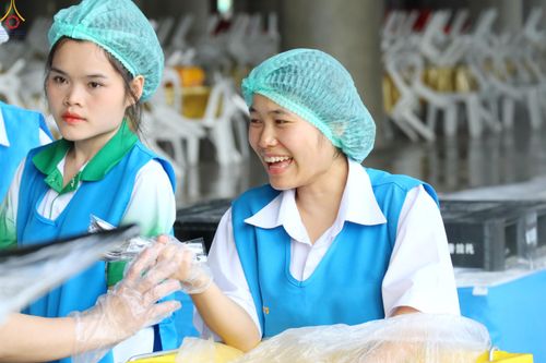 ภาพ No.322960:วันที่ 17-19 เมษายน พ.ศ.2569 การปูผ้ากระสอบขาว , เตรียมจุดฉัน , เตรียมจุดพักค้าง เพื่องานถวายมหาสังฆทาน 40,000 กว่าวัดทั่วประเทศ วันคุ้มครองโลก 22 เมษายน พ.ศ.2569 วัดพระธรรมกาย