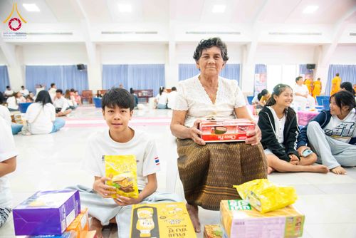 ภาพ No.321781:วันที่ 12 เมษายน พ.ศ.2569 ตักบาตรสงกรานต์ฉลองสามเณรใหม่  ณ ศูนย์ปฏิบัติธรรมระยอง(บ้านช่องลม)