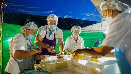 ภาพ No.69903:พิธีถวายภัตตาหารเป็นสังฆทาน แด่คณะพระธรรมยาตราฯ ในโครงการธรรมยาตราฯ ปีที่ 11 ณ อนุสรณ์สถานมหาวิหารพระมงคลเทพมุนี อ.สองพี่น้อง จ.สุพรรณบุรี วันที่ 9 มกราคม พ.ศ. 2566