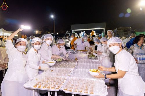 ภาพ No.74496:พิธีถวายภัตตาหารเป็นสังฆทาน แด่คณะพระธรรมยาตราฯ ในโครงการธรรมยาตรากตัญญูบูชา มหาปูชนียาจารย์ พระมงคลเทพมุนี(สด จนฺทสโร) พระผู้ปราบมาร อนุสรณ์สถาน 7 แห่ง ปีที่ 11 วันที่ 27 มกราคม พ.ศ. 2566