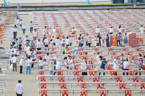 ภาพ No.322555:วันที่ 17 เมษายน พ.ศ.2569 การเรียงกล่องไทยธรรม เรียงน้ำดื่ม เรียงร่ม ณ ลานธรรมพระมหาธรรมกายเจดีย์ เพื่องานถวายมหาสังฆทาน 40,000 กว่าวัดทั่วประเทศ วันคุ้มครองโลก 22 เมษายน พ.ศ.2569 วัดพระธรรมกาย