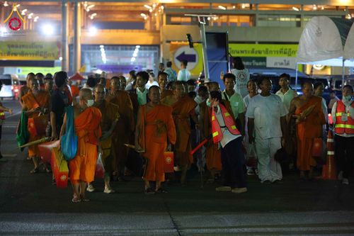 ภาพ No.324497:วันที่ 22 เมษายน พ.ศ.2569 (วันคุ้มครองโลก) บรรยากาศพระสังฆาธิการและสาธุชน การเดินทางกลับ งานถวายมหาสังฆทาน 40,000 กว่าวัดทั่วประเทศ วัดพระธรรมกาย