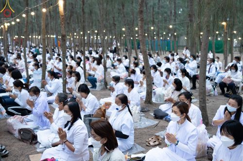 ภาพ No.69573:พิธีตักบาตรพระธรรมยาตราฯ ในโครงการธรรมยาตรากตัญญูบูชา มหาปูชนียาจารย์ พระมงคลเทพมุนี(สด จนฺทสโร) พระผู้ปราบมาร ปีที่ 11 ณ อนุสรณ์สถานลำดับที่ 1 สถานที่เกิดด้วยรูปกายเนื้อ อนุสรณ์สถานมหาวิหารพระมงคลเทพมุนี อ.สองพี่น้อง จ.สุพรรณบุรี