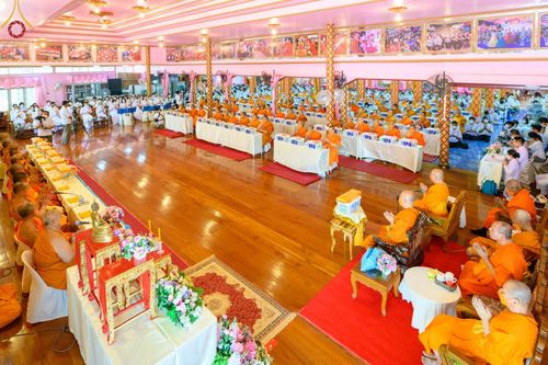 ภาพ No.73701:พิธีเจริญพระพุทธมนต์ ปฏิบัติธรรม มอบทุนการศึกษา ถวายสังฆทาน 106 วัด เพื่อถวายเป็นพุทธบูชา และขับเคลื่อนโครงการหมู่บ้านรักษาศีล 5  โดยคณะสงฆ์จังหวัดนนทบุรี คณะศิษยานุศิษย์วัดพระธรรมกาย โครงการธรรมยาตราฯ ปีที่ 11 ณ วัดตะเคียน อ.บางกรวย จ.นนทบุรี วันที่ 21 