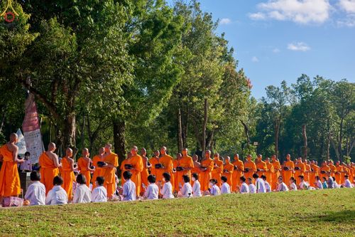 ภาพ No.68358:พิธีตักบาตร ณ พระมหาเจดีย์บรมพุทโธ ประเทศอินโดนีเซีย วันที่ 18 ธันวาคม พ.ศ. 2565