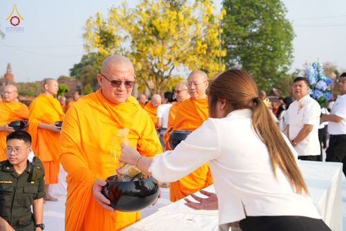 ภาพ No.318082:วันเสาร์ที่ 4 เมษายน พ.ศ. 2569 งานทำบุญเมืองใจกลางอยุธยา  ตักบาตรพระ 1,109 รูป ณ ถนนชีกุน หน้าวัดมหาธาตุ และวัดราชบูรณะ