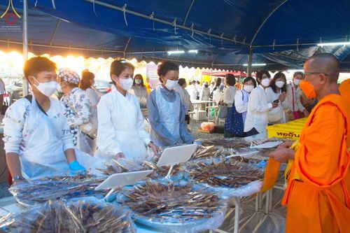 ภาพ No.74932:พิธีถวายภัตตาหารเป็นสังฆทาน แด่คณะพระธรรมยาตราฯ ในโครงการธรรมยาตรากตัญญูบูชา มหาปูชนียาจารย์ พระมงคลเทพมุนี(สด จนฺทสโร) พระผู้ปราบมาร อนุสรณ์สถาน 7 แห่ง ปีที่ 11 วันที่ 29 มกราคม พ.ศ. 2566