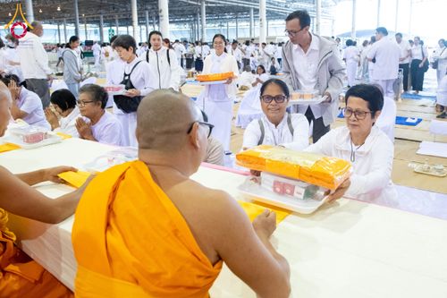 ภาพ No.279105:วันที่ 2 มกราคม พ.ศ.2569 พิธีถวายภัตตาหารเป็นสังฆทาน แด่พระธรรมยาตรา ณ วัดพระธรรมกาย ปทุมธานี ในโครงการธรรมยาตรา กตัญญูบูชา มหาปูชนียาจารย์ พระมงคลเทพมุนี(สด จนฺทสโร) พระผู้ปราบมาร อนุสรณ์สถาน 7 แห่ง ปีที่ 14