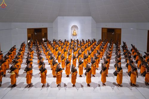 ภาพ No.288393:วันที่ 4 มกราคม พ.ศ. 2569 พระธรรมยาตราปฏิบัติธรรม และถ่ายภาพหมู่ประวัติศาสตร์ ในโครงการธรรมยาตรา กตัญญูบูชา มหาปูชนียาจารย์ พระมงคลเทพมุนี(สด จนฺทสโร) พระผู้ปราบมาร อนุสรณ์สถาน 7 แห่ง ปีที่ 14 ณ อนุสรณ์สถานมหาวิหารพระมงคลเทพมุนี (โลตัสแลนด์) อ.สองพี่น้อง