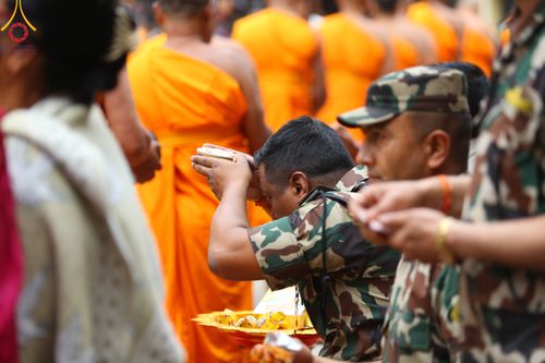 ภาพ No.317204:วันจันทร์ที่ 30 มีนาคม พ.ศ.2569 จาริกบิณฑบาตสยมภูนาทสู่พระราชวังหนุมานโดกา ประเทศเนปาล