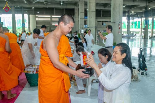 ภาพ No.342926:วันอาทิตย์ที่ 9 สิงหาคม พ.ศ.2569 พิธีตักบาตรฉลองพระใหม่ โครงการบรรพชาและอุปสมบทหมู่ รุ่นเข้าพรรษา ณ มหารัตนวิหาคด คอร์ 26 วัดพระธรรมกาย