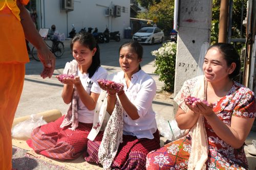 ภาพ No.304221:วันที่ 25 มกราคม พ.ศ. 2569 พิธีต้อนรับพระธรรมยาตรา  รร.สามัคคีราษฏร์บำรุง-วัดพระธรรมกาย ในโครงการธรรมยาตรา กตัญญูบูชา มหาปูชนียาจารย์ พระมงคลเทพมุนี(สด จนฺทสโร) พระผู้ปราบมาร อนุสรณ์สถาน 7 แห่ง ปีที่ 14