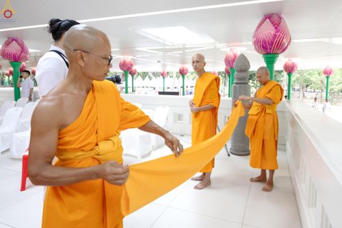 ภาพ No.330767:วันวิสาขบูชา อาทิตย์ที่ 31 พฤษภาคม พ.ศ.2569 พิธีบรรพชาสามเณรอุบาสก 11 ท่าน , พิธีถวายบาตรผ้าไตร และจตุปัจจัยไทยธรรม แด่สามเณร , พิธีอุปสมบทอุทิศชีวิต , พิธีกล่าวคำกัปปิยภัณฑ์  ณ อุโบสถพระไตรปิฎก วัดพระธรรมกาย จังหวัดปทุมธานี