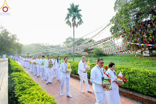 ภาพ No.314065:วันจันทร์ที่ 16 มีนาคม พ.ศ. 2569 พิธีเวียนเทียนประทักษิณ และพิธีบรรพชาสามเณร 500 รูป ณ วิหารมายาเทวี ประเทศเนปาล