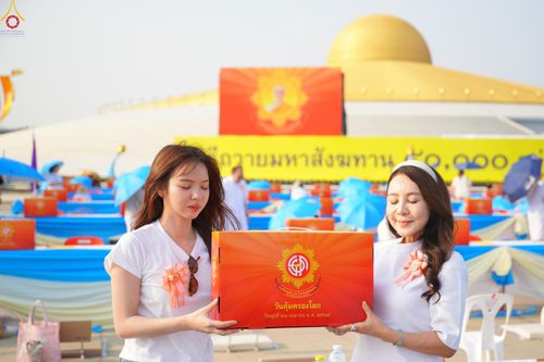 ภาพ No.324606:วันที่ 22 เมษายน พ.ศ.2569 (วันคุ้มครองโลก) บรรยากาศสาธุชน ในงานถวายมหาสังฆทาน 40,000 กว่าวัดทั่วประเทศ ณ ลานธรรม วัดพระธรรมกาย