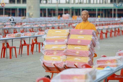 ภาพ No.322540:วันที่ 17 เมษายน พ.ศ.2569 การเรียงกล่องไทยธรรม เรียงน้ำดื่ม เรียงร่ม ณ ลานธรรมพระมหาธรรมกายเจดีย์ เพื่องานถวายมหาสังฆทาน 40,000 กว่าวัดทั่วประเทศ วันคุ้มครองโลก 22 เมษายน พ.ศ.2569 วัดพระธรรมกาย