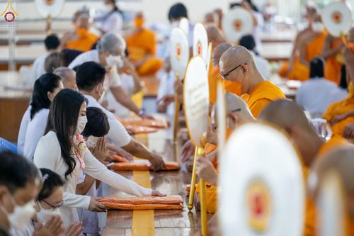 ภาพ No.75414:พิธีสวดพระพุทธมนต์และถวายภัตตาหารเป็นสังฆทาน เนื่องในวันมหาปูชนียาจารย์ วันที่ 3 กุมภาพันธ์ พ.ศ. 2565 ณ วัดพระธรรมกาย อ.คลองหลวง จ.ปทุมธานี