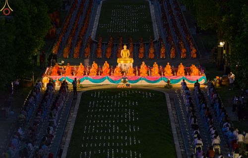 ภาพ No.68217:พิธีจุดประทีปถวายเป็นพุทธบูชา ณ พระมหาเจดีย์บรมพุทโธ ประเทศอินโดนีเซีย วันที่ 17 ธันวาคม พ.ศ. 2565