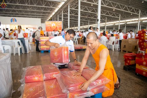 ภาพ No.322089:วันที่ 14 เมษายน พ.ศ.2569 การเตรียมกล่องไทยธรรม วันสุดท้าย เพื่องานถวายมหาสังฆทาน 40,000 กว่าวัดทั่วประเทศ วันคุ้มครองโลก 22 เมษายน พ.ศ.2569 วัดพระธรรมกาย