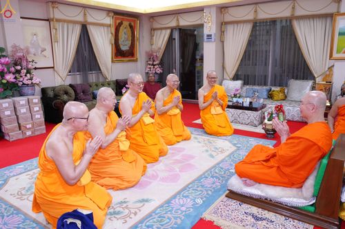 ภาพ No.286232:วันที่ 12 กรกฎาคม พศ.2568 (แรม 2 ค่ำ เดือน 8) พระภิกษุวัดพระธรรมกาย ทำวัตรพระผู้ใหญ่ เนื่องในวันเข้าพรรษา