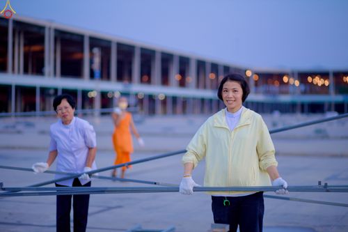 ภาพ No.326925:วันที่ 1 พฤษภาคม พ.ศ.2569 พระภิกษุ สามเณร เจ้าหน้าที่ สาธุชน ร่วมกันเก็บงาน ณ ลานธรรม วัดพระธรรมกาย