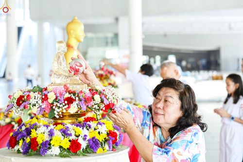 ภาพ No.322265:วันที่ 13 เมษายน พ.ศ.2569 สาธุชนสรงน้ำพระ เนื่องในวันสงกรานต์ ณ หอฉันคุณยายอาจารย์ วัดพระธรรมกาย