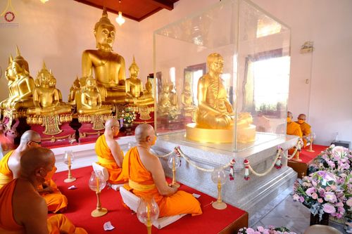 ภาพ No.73213:พิธีจุดประทีปถวายเป็นพุทธบูชา และบูชาธรรมมหาปูชนียาจารย์ ในโครงการธรรมยาตรากตัญญูบูชา มหาปูชนียาจารย์ พระมงคลเทพมุนี(สด จนฺทสโร) พระผู้ปราบมาร ปีที่ 11 ณ อนุสรณ์สถานลำดับที่ 4 สถานที่เกิดด้วยกายธรรม วัดโบสถ์ (บน) บางคูเวียง อ.บางกรวย จ.นนทบุรี วันที่ 21 