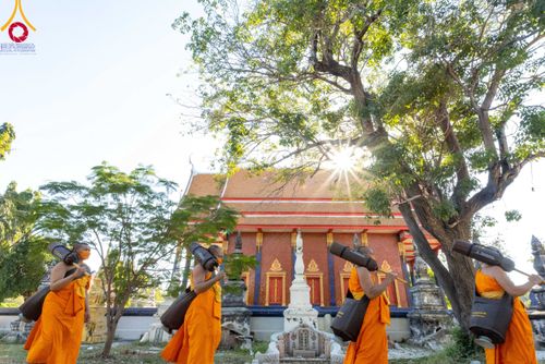 ภาพ No.106109:พิธีต้อนรับพระธรรมยาตรา ชุด 2 ในโครงการธรรมยาตรากตัญญูบูชา มหาปูชนียาจารย์  พระมงคลเทพมุนี(สด จนฺทสโร) พระผู้ปราบมาร  อนุสรณ์สถาน 7 แห่ง ปีที่ 12  วันที่ 3 มกราคม พ.ศ. 2567  ณ อนุสรณ์สถานโลตัสแลนด์ จ.สุพรรณบุรี