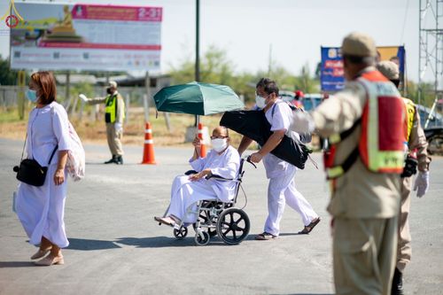 ภาพ No.69416:พิธีจุดประทีปถวายเป็นพุทธบูชา และบูชาธรรมมหาปูชนียาจารย์ ในโครงการธรรมยาตรากตัญญูบูชา มหาปูชนียาจารย์ พระมงคลเทพมุนี(สด จนฺทสโร) พระผู้ปราบมาร ปีที่ 11 ณ อนุสรณ์สถานมหาวิหารพระมงคลเทพมุนี อ.สองพี่น้อง จ.สุพรรณบุรี