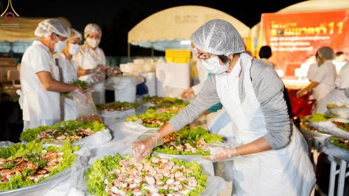 ภาพ No.73737:พิธีถวายภัตตาหารเป็นสังฆทาน แด่คณะพระธรรมยาตราฯ ในโครงการธรรมยาตรากตัญญูบูชา มหาปูชนียาจารย์ พระมงคลเทพมุนี(สด จนฺทสโร) พระผู้ปราบมาร อนุสรณ์สถาน 7 แห่ง ปีที่ 11 วันที่ 22 มกราคม พ.ศ. 2566