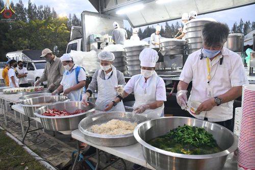 ภาพ No.69212:พิธีถวายภัตตาหารเป็นสังฆทาน แด่คณะพระธรรมยาตราฯ ในโครงการธรรมยาตราฯ ปีที่ 11 ณ อนุสรณ์สถานมหาวิหารพระมงคลเทพมุนี อ.สองพี่น้อง จ.สุพรรณบุรี วันที่ 4 และ 5 มกราคม พ.ศ. 2566