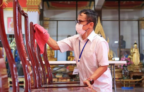 ภาพ No.65928:เจ้าหน้าที่สำนักศรัทธาภิบาล เตรียมงานอุปสมบท ที่วัดป่าโมกวรวิหาร จ.อ่างทอง วันที่ 6 ธันวาคม พ.ศ.2565