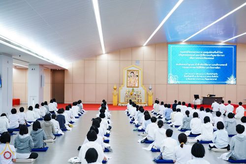 ภาพ No.67564:คณะสงฆ์วัดพระธรรมกาย และศูนย์ส่งเสริมทั่วโลกเจริญพระพุทธมนต์ และปฏิบัติธรรมเจริญสมาธิภาวนาเพื่อถวายพระพรชัยมงคลแด่ สมเด็จพระเจ้าลูกเธอ เจ้าฟ้าพัชรกิติยาภา นเรนทิราเทพยวดี กรมหลวงราชสาริณีสิรพัชร มหาวัชรราธิดา