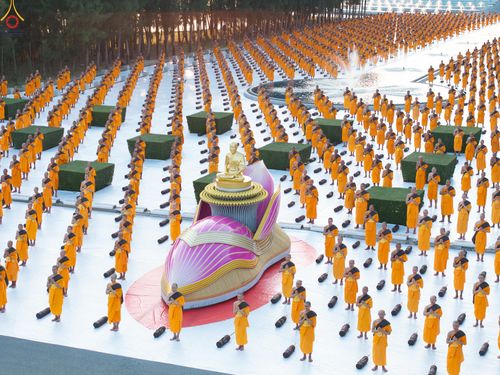ภาพ No.281676:วันที่ 24 ธันวาคม พ.ศ.2568 พระธรรมยาตรา ปฏิบัติธรรม และถ่ายภาพหมู่ประวัติศาสตร์ ณ ลานหน้ามหาวิหารพระมงคลเทพมุนีฯ วัดพระธรรมกาย