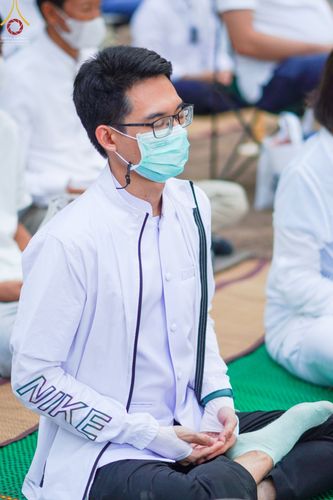 ภาพ No.69300:พิธีจุดประทีปถวายเป็นพุทธบูชา และบูชาธรรมมหาปูชนียาจารย์ ในโครงการธรรมยาตรากตัญญูบูชา มหาปูชนียาจารย์ พระมงคลเทพมุนี(สด จนฺทสโร) พระผู้ปราบมาร ปีที่ 11 ณ อนุสรณ์สถานมหาวิหารพระมงคลเทพมุนี อ.สองพี่น้อง จ.สุพรรณบุรี