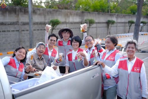 ภาพ No.306525:ภาพเบื้องหลังอาสาสมัครรวมใจ ชุดที่ 5 ในโครงการธรรมยาตรา กตัญญูบูชา มหาปูชนียาจารย์ พระมงคลเทพมุนี(สด จนฺทสโร) พระผู้ปราบมาร อนุสรณ์สถาน 7 แห่ง ปีที่ 14