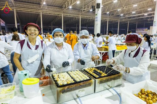 ภาพ No.121149:พิธีถวายภัตตาหารเป็นสังฆทาน แด่คณะพระธรรมยาตราฯ ในโครงการธรรมยาตรากตัญญูบูชา มหาปูชนียาจารย์ พระมงคลเทพมุนี(สด จนฺทสโร) พระผู้ปราบมาร อนุสรณ์สถาน 7 แห่ง ปีที่ 12 วันที่ 30 มกราคม พ.ศ. 2567 ณ สภาธรรมกายสากล วัดพระธรรมกาย